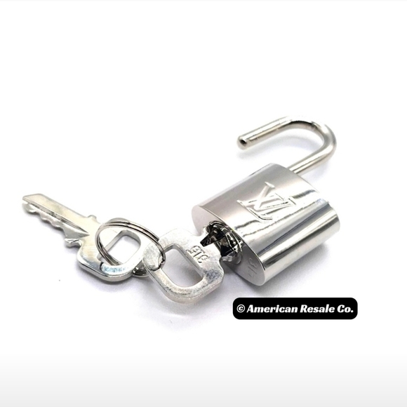 Louis Vuitton LV #315 Silver Lock Vintage and Rare PadLock Lock 2 Keys Necklace - Picture 4 of 10